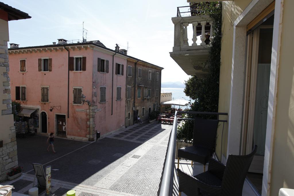 Appartamenti Piazza Umberto I Torri Del Benaco Værelse billede